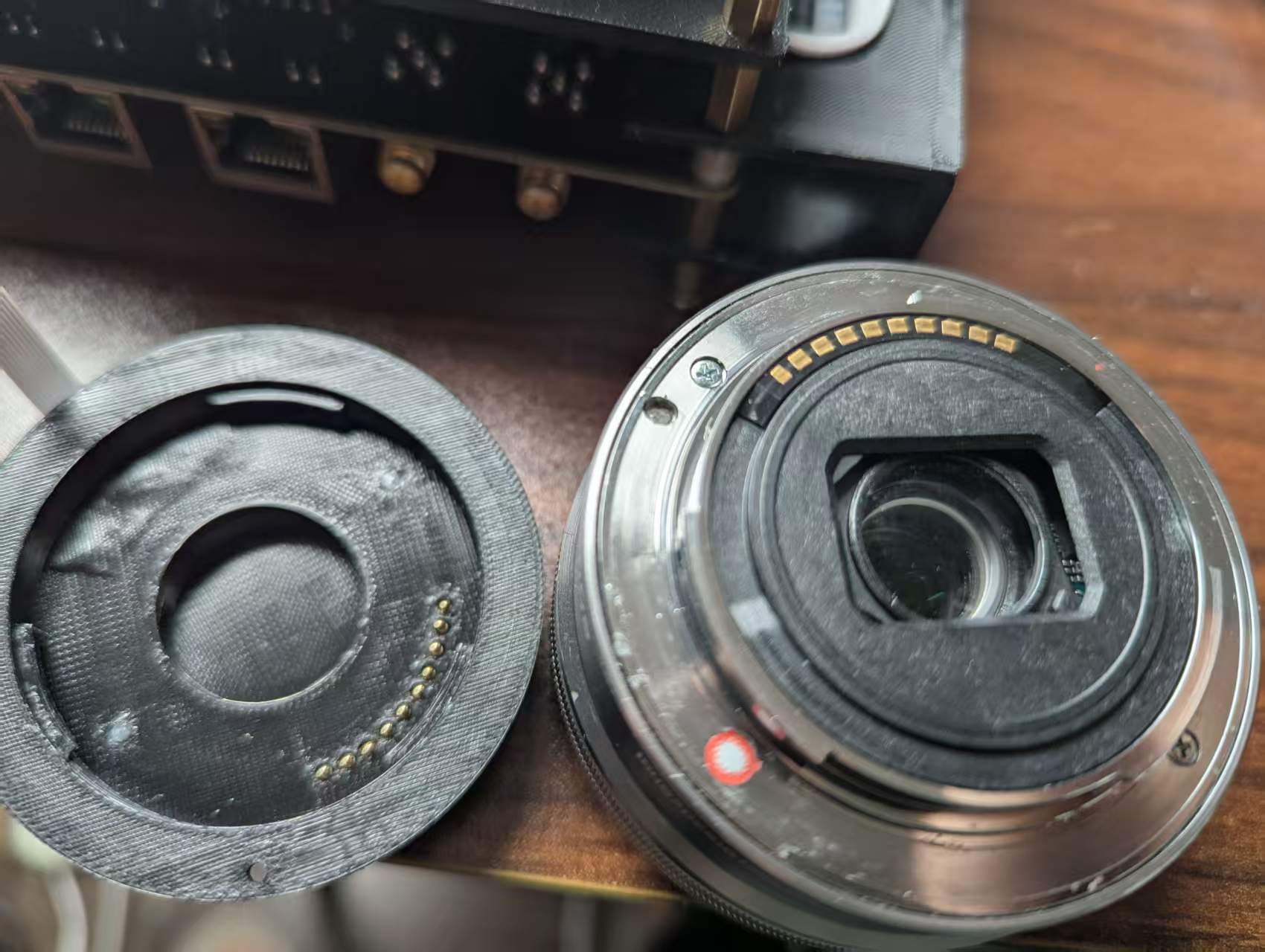 Lens mount with electrical contacts